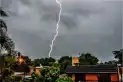 Alerta naranja y amarilla por vientos de hasta 100 km/h, tormentas y posible granizo: qué provincias serán las más afectadas este lunes