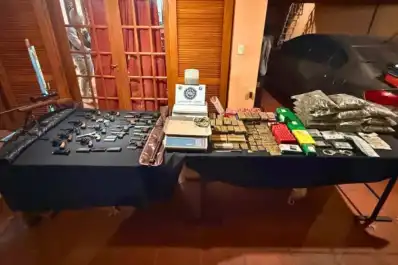 Detuvieron a una pareja y secuestraron más de seis kilos de droga y 23 armas
