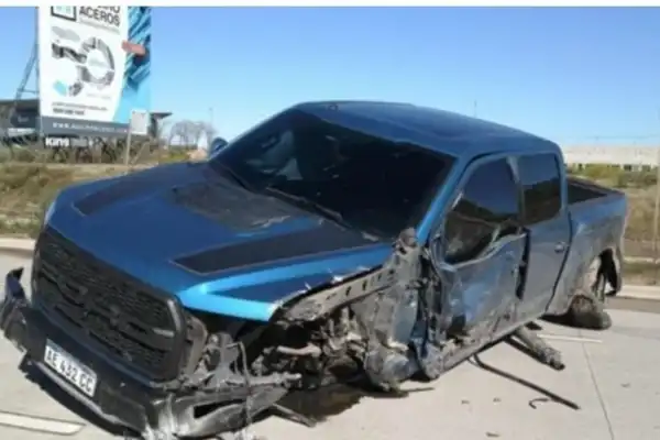 La camioneta de un jugador de Rosario Central quedó destruida tras un fuerte accidente