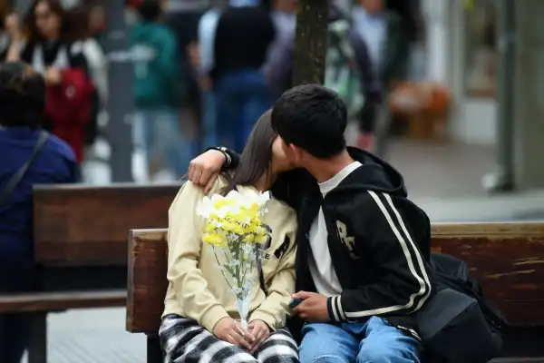 Por qué se regalan flores amarillas el 21 de septiembre y cuánto cuestan en Tucumán