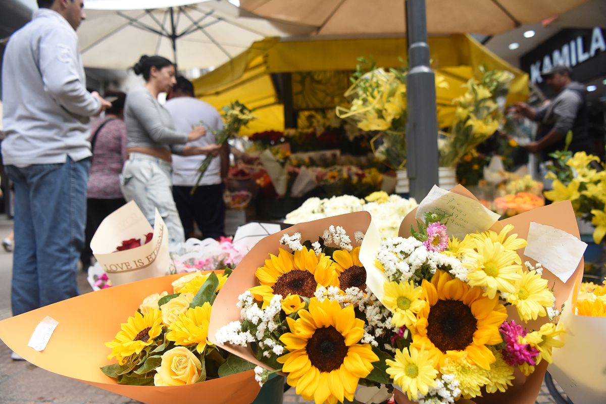 AMARILLO. Rosas, girasoles y otros arreglos fueron protagonistas en los puestos de flores de Tucumán. / LA GACETA, ANALÍA JARAMILLO