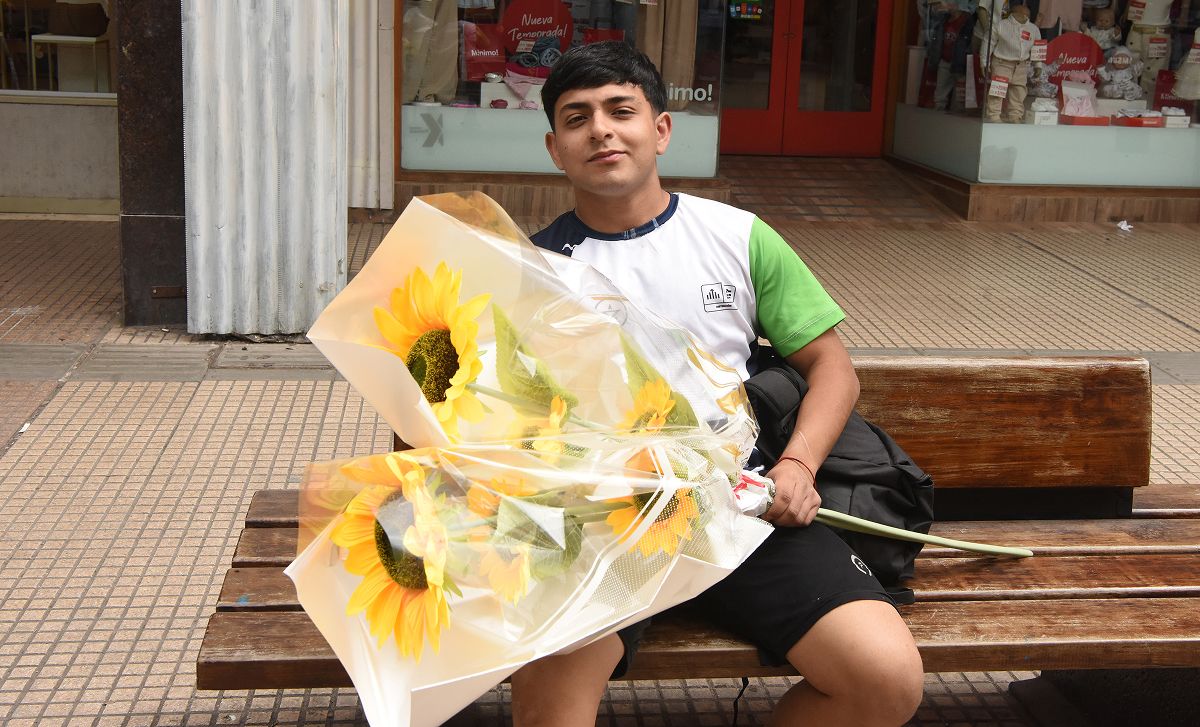 DETALLE. Ignacio compró flores amarillas para su novia y su mamá. / LA GACETA, ANALIA JARAMILLO