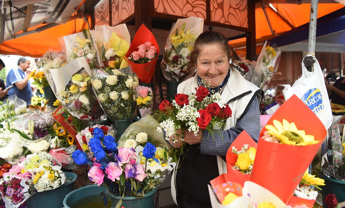 EXPERIENCIA. Eli Cardona lleva 55 años trabajando con flores y conoce de cerca los cambios en las preferencias de los tucumanos. / LA GACETA, ANALÍA JARAMILLO