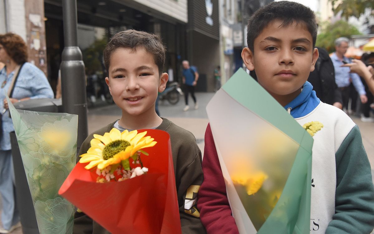 REGALOS. Dos primos de nueve años llevaron tres ramos de flores amarillas por las calles tucumanas. / LA GACETA, ANALÍA JARAMILLO