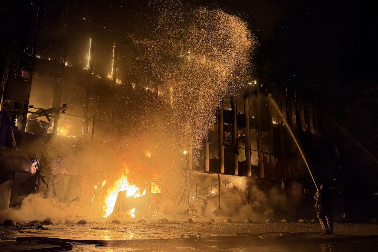 BOMBAS. Bomberos ucranianos batallan contra el fuego desatado en la Universidad Nacional de Zaporiyia, después de un bombardeo ruso.