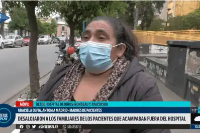 Familias piden lugar afuera del Hospital de Niños