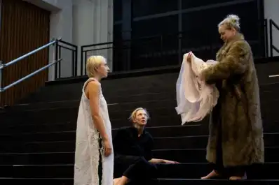 Una moneda decide todo: cómo es Electra/Persona, la obra que rompe la estructura teatral tradicional