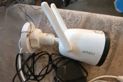 Robó una cámara, la instaló en su casa y el dueño lo vio en vivo desde su celular