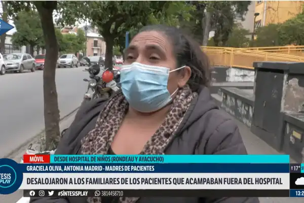 Familias piden lugar afuera del Hospital de Niños