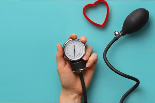 El hábito diario que puede ayudar a bajar la presión arterial en pocos minutos