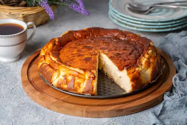 La torta vasca de Paulina Cocina: el delicioso postre de queso de nueve pasos