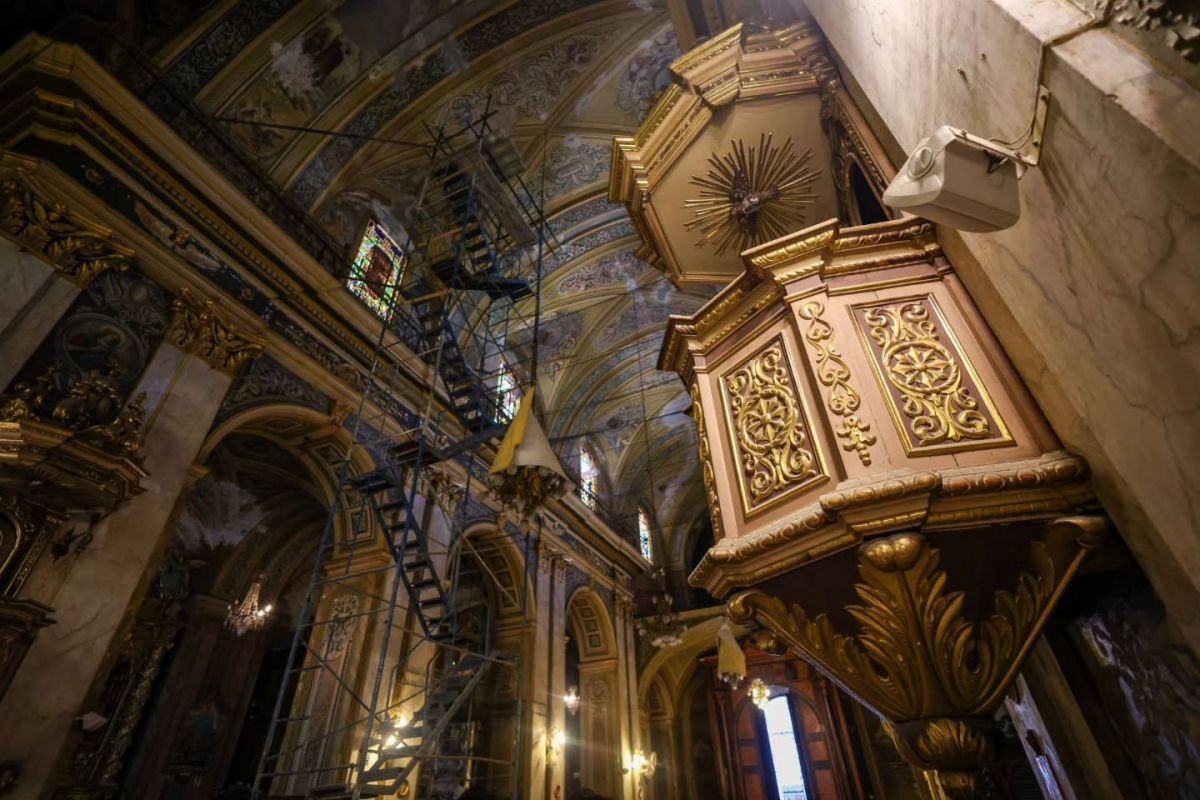 Después de años sin acceso al público, los espacios interiores vuelven a mostrar sus detalles arquitectónicos y religiosos.