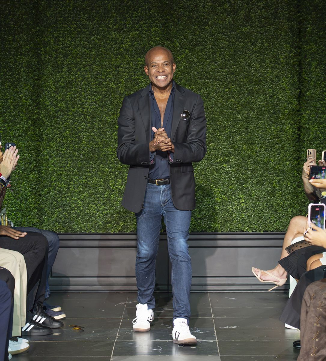 Frederick Anderson, el diseñador de New York Fashion Week que hace su crochet en Buenos Aires