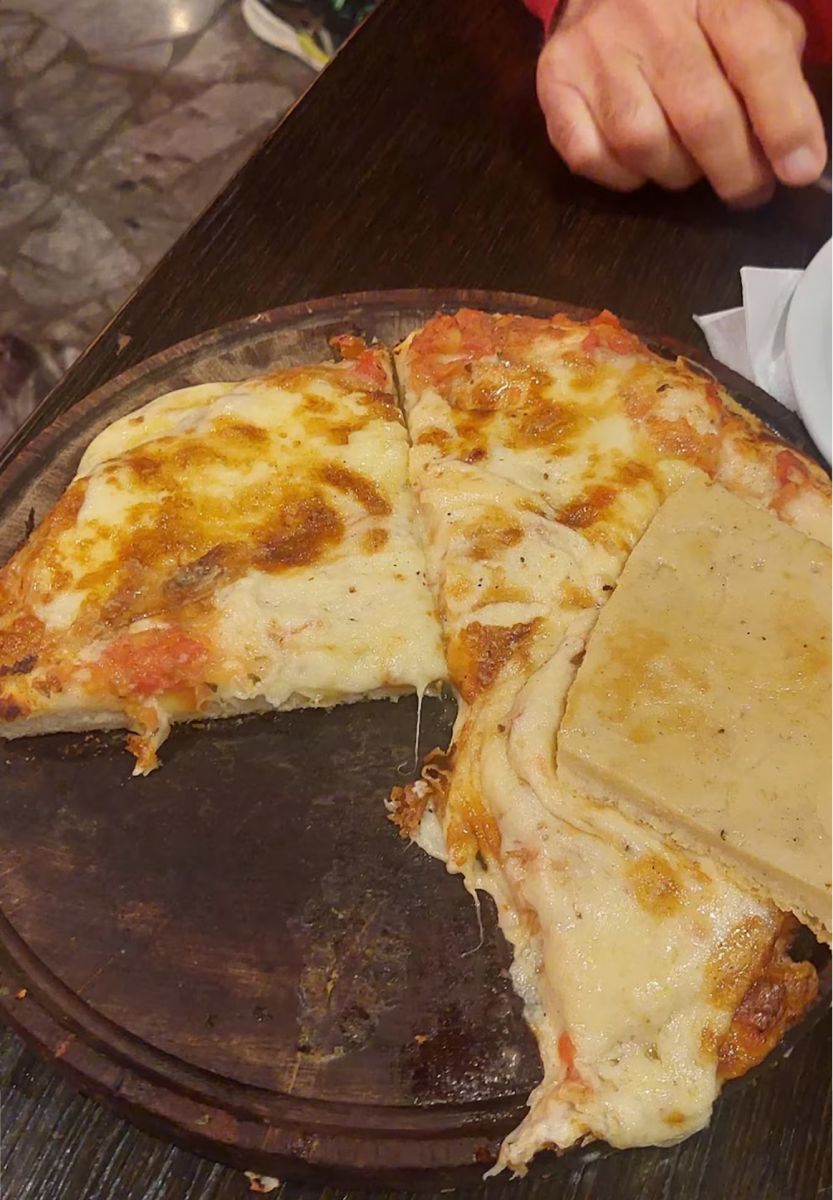 La pizza de muzzarella chica costó $34.900 y concentró la mayor parte del gasto.