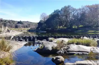 El rincón de Córdoba con ríos, cascadas y piletas naturales que es ideal para una escapada