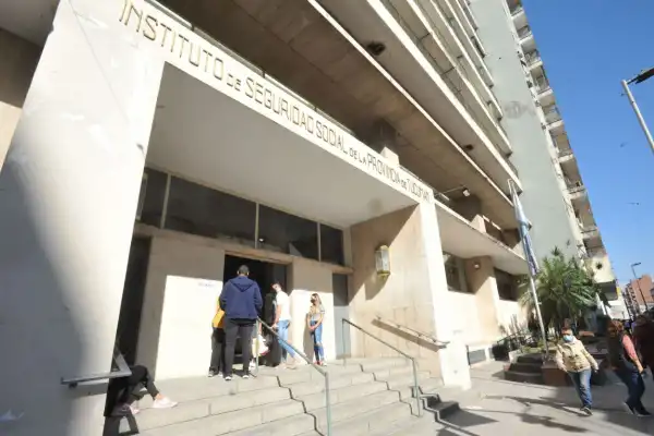Investigan a tres sospechosos por una estafa de $10 millones a una pensionada del Subsidio de Salud