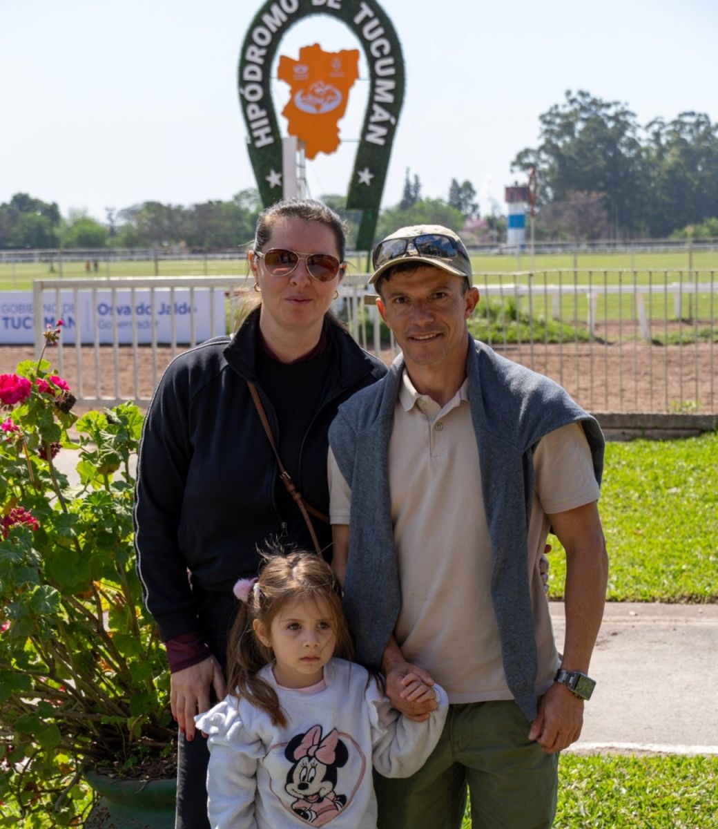 CERCA DEL DISCO. Altair Domingos llegó a Tucumán acompañado por su esposa Danielle y su hija Valentina.