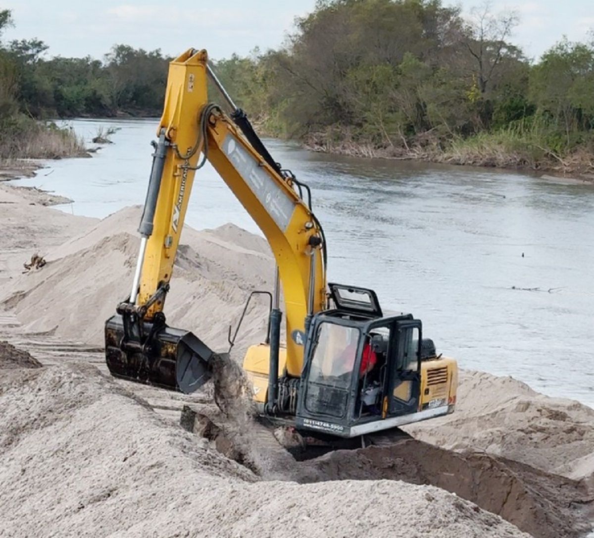 Tareas de dragado y márgenes en el río Marapa.
