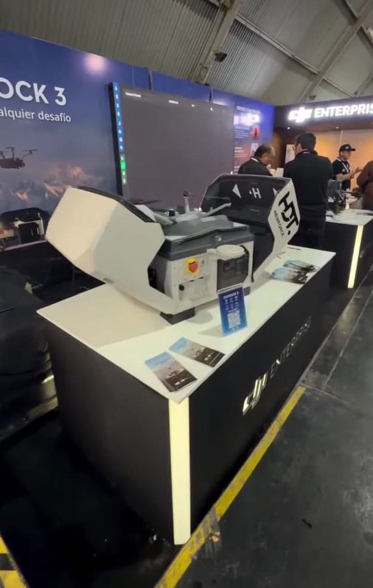 DIFERENTES USOS. Los dispositivos en exposición dan cuenta de múltiples finalidades de los drones.