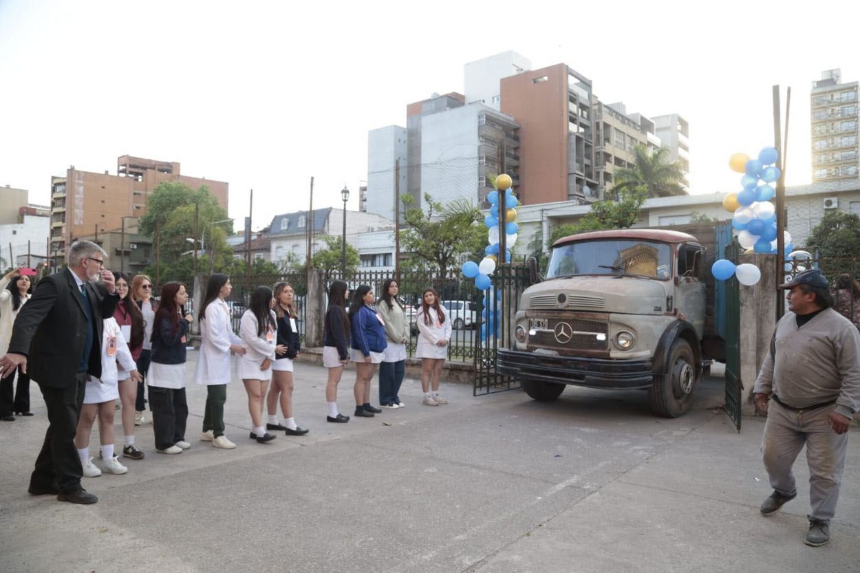 ALEGRÍA. La llegada de las rejas causó entusiasmo en los estudiantes.