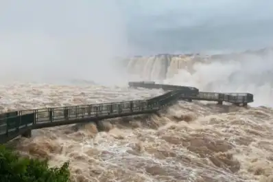 Impresionante crecida en las Cataratas del Iguazú: el caudal superó su promedio histórico y crece el impacto de El Niño