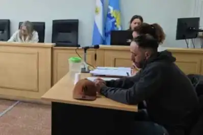 “Vas a terminar así”: amenazó a su pareja delante de sus hijos y ahorcó a su perra con un alambre de púas