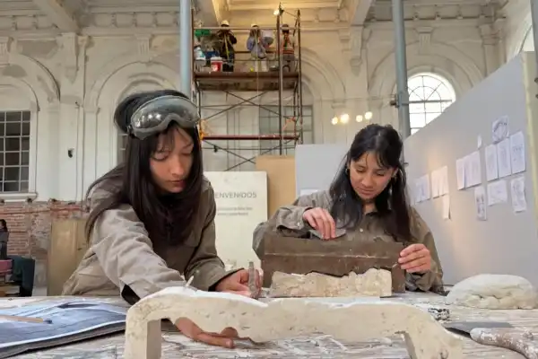 “Esos andamios son su aula”: estudiantes de Artes trabajan restaurando el Museo Timoteo Navarro