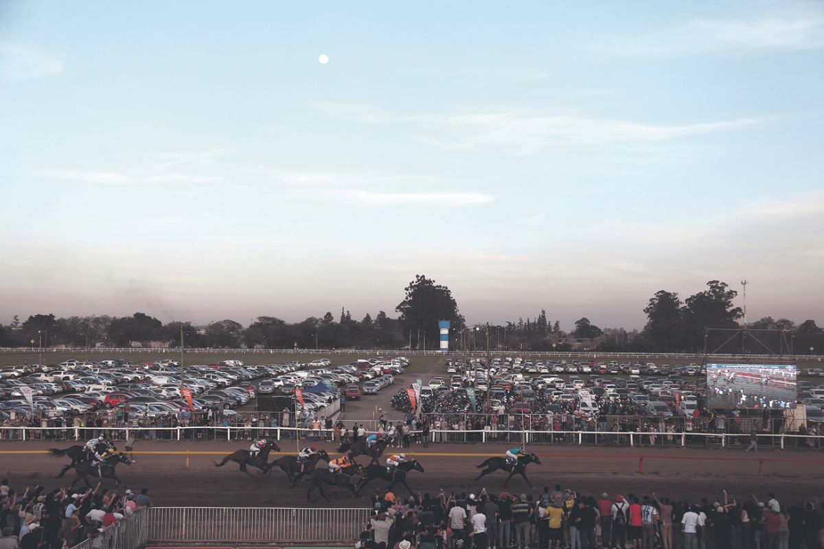 A TODA VELOCIDAD. Los caballos disputan el “Batalla” ante el público reunido junto a la pista. 