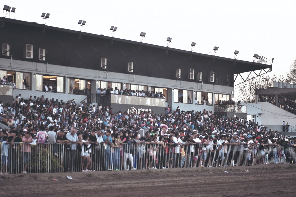 CONVOCATORIA Miles de personas llegaron al hipódromo para vivir el Gran Premio. 