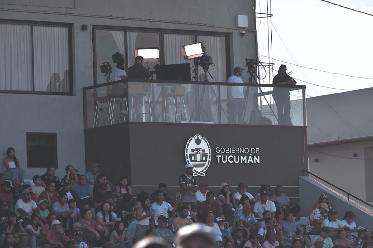 LA PANTALLA. El público acompañó la cobertura del “Batalla” en el hipódromo. 