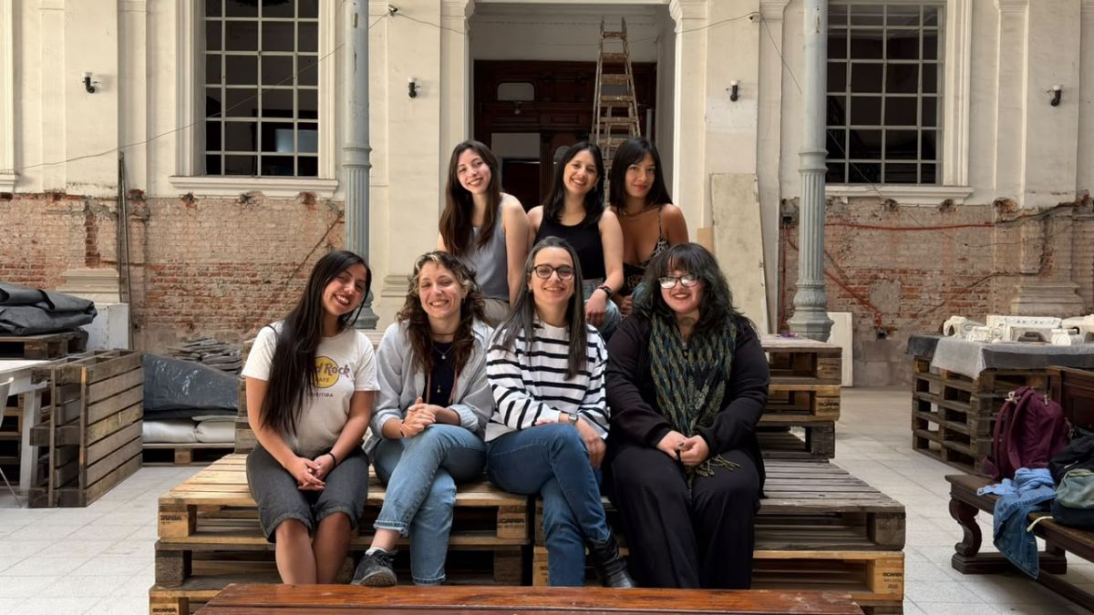 LAS PROTAGONISTAS. En la fila superior, de izquierda a derecha, Marisol Lauxmann Granillo, Paulina Micaela Menéndez y Candela Raschi. En la fila inferior, Daryna Valentina Concha Roldán, María José Bertini, Sol Rodríguez Díaz, encargada del museo, y Romina Celeste Gómez. / LA GACETA, VICTORIA REINOSO
