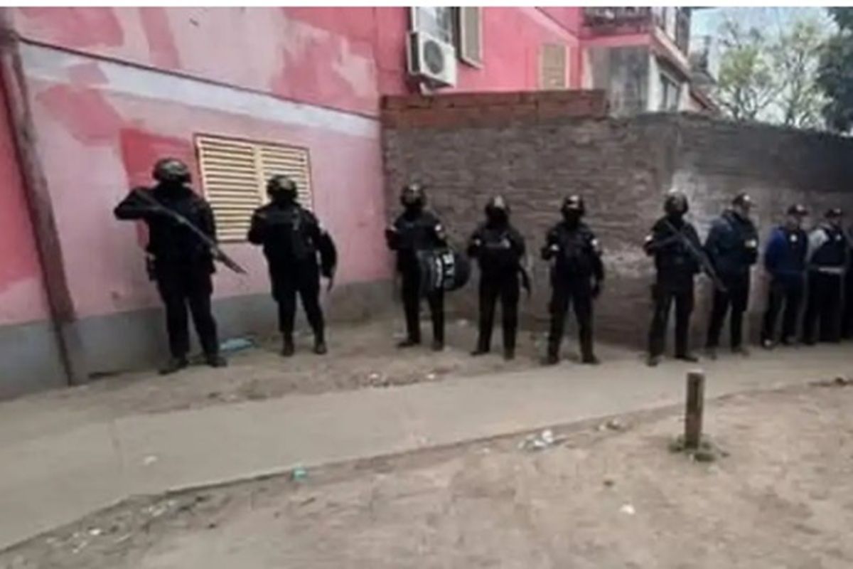 MOVIMIENTO. Policías en el procedimiento que realizaron en el barrio Oeste II para ubicar a 