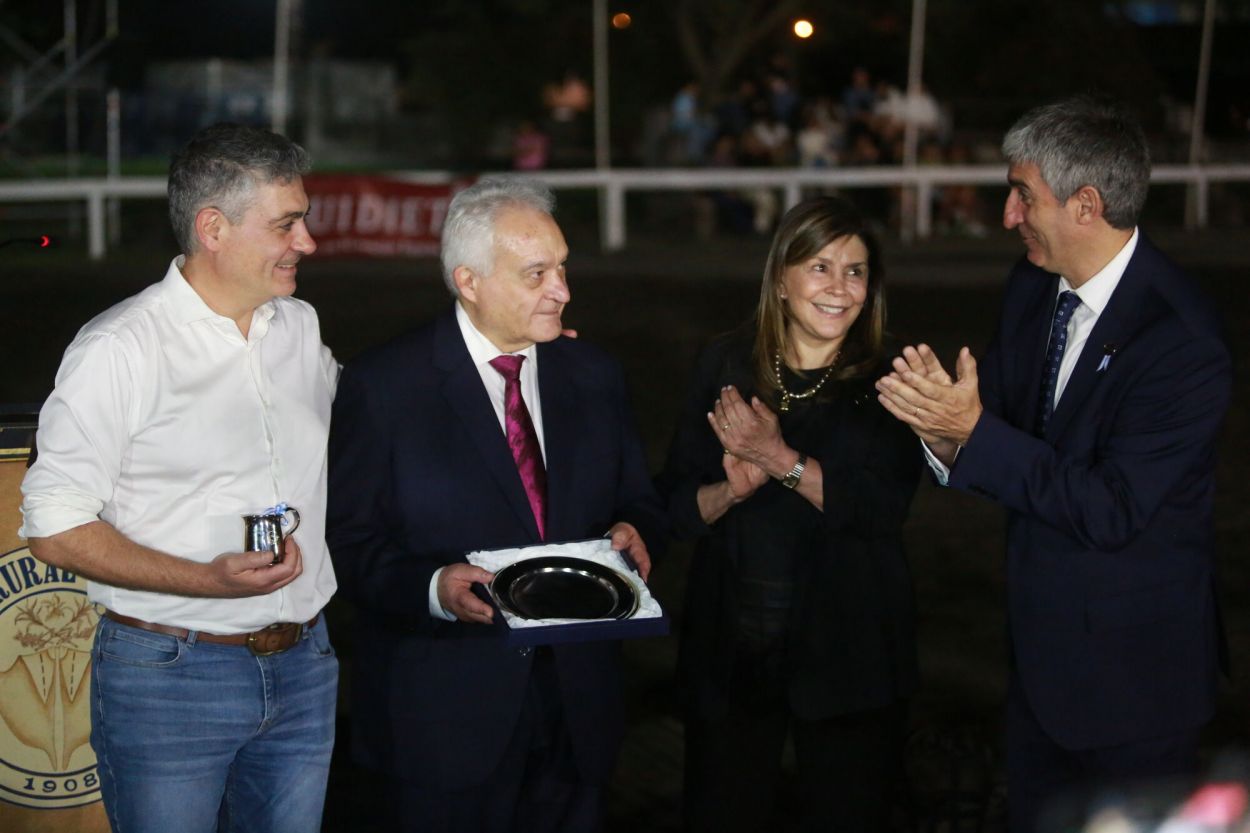 Budeguer recibió el Premio al Mérito Agropecuario.