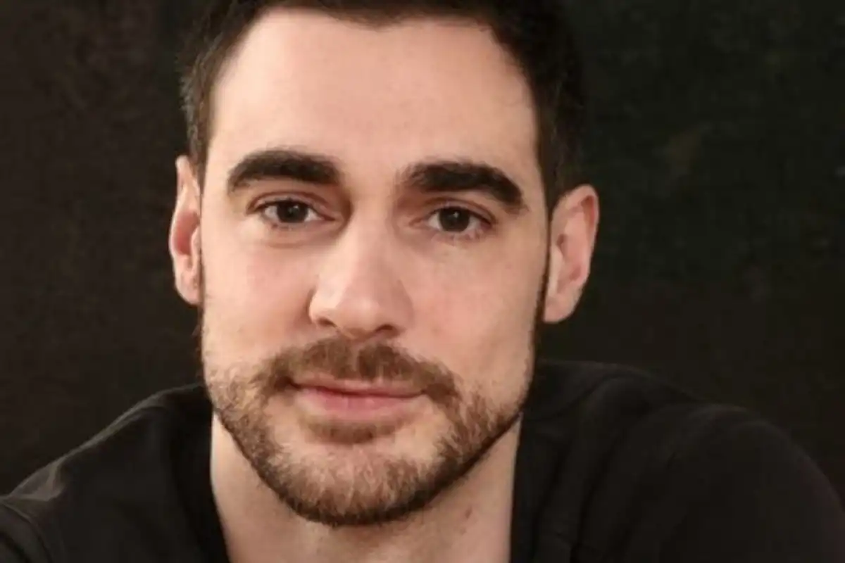 Murió el actor francés Arnaud Denis tras recurrir a la eutanasia en Bélgica: tenía 43 años y dejó un último mensaje