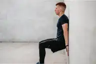 Cinco ejercicios para cuidar las articulaciones y ganar fuerza en casa después de los 50
