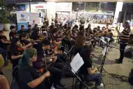 18 años de música popular: la orquesta infantojuvenil Rolando Chivo Valladares dio un concierto a cielo abierto