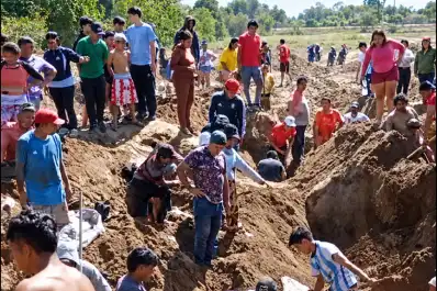 Video: vecinos de Aguilares se metieron en un basural y desenterraron acolchados y ropa que Gendarmería había descartado
