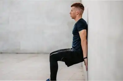 Cinco ejercicios para cuidar las articulaciones y ganar fuerza en casa después de los 50