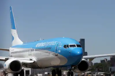 Fuertes explosiones y un aterrizaje de emergencia en Ezeiza: qué se sabe del vuelo a Madrid