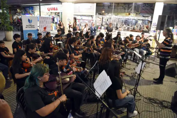 18 años de música popular: la orquesta infantojuvenil Rolando Chivo Valladares dio un concierto a cielo abierto