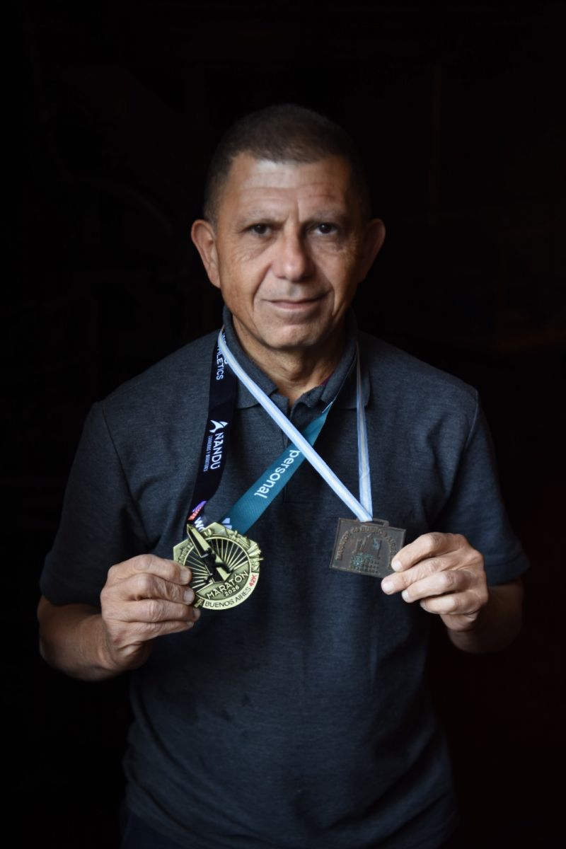 TESOROS. Las medallas de la primera y de la última maratones que corrió el atleta de 60 años. LA GACETA/FOTO DE DIEGO ARÁOZ