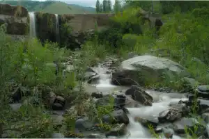 Cascadas cristalinas, ruinas, cielos limpios y nogales: dónde queda el rincón tucumano que resplandece en primavera