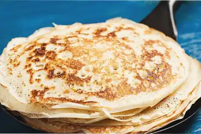 Panqueques sin harina a base de leche en polvo: cómo preparar el desayuno alto proteína, sin gluten y en cinco minutos