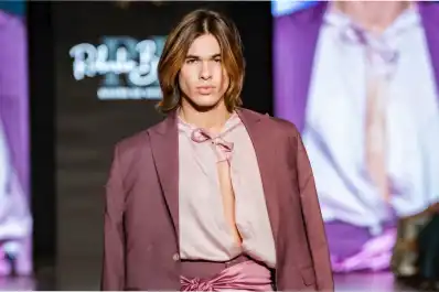 El Brad Pitt chaqueño: nació en Villa Ángela, vendía pan casero y hoy conquista las pasarelas como modelo