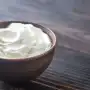 Cómo hacer yogur griego casero rico en proteína: el truco para que quede espeso y cremoso