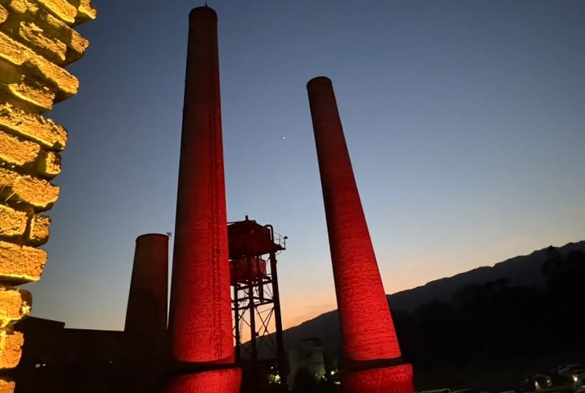 EL INGENIO, DE NOCHE. Las antiguas estructuras del Ex Ingenio San Pablo vuelven a iluminarse durante Walks of Design 2026. / LA GACETA, VICTORIA REINOSO