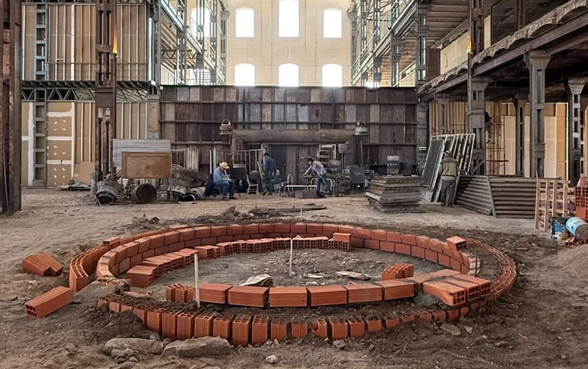 SOL NEGRO, EN OBRA. La estructura de ladrillos comenzaba a tomar forma en el acceso al Ex Ingenio San Pablo, donde Adrián González, Álvaro Sánchez y Pablo Sáez desarrollan la intervención. / CORTESÍA ESPACIO DAR