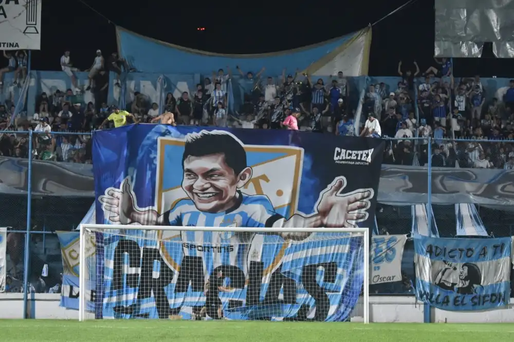 Bandera gigante con la imagen del Pulga Rodríguez en el Monumental