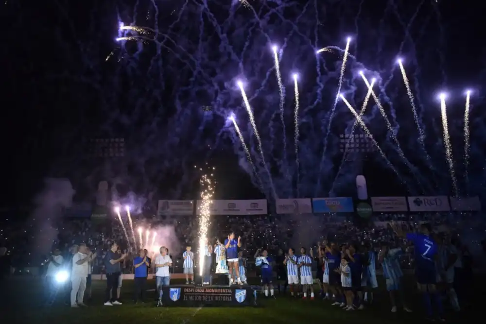 Fuegos artificiales en el Monumental por los 124 años de Atlético Tucumán