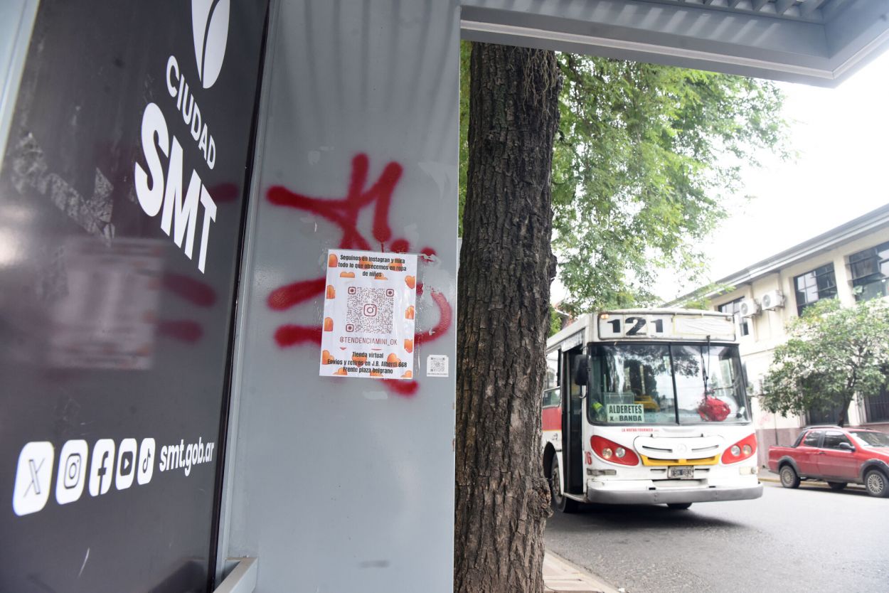 GRAFITI. Las pinturas y las leyendas dañan la infraestructura urbana.